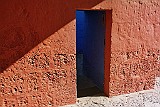Tür in Santa Catalina, Arequipa, Peru, Rot und Blau